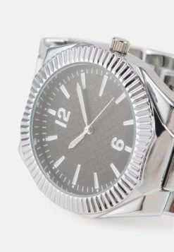 Pier One Montre - Silver- Coloured/Black -Vêtements Offres 10a349ed40bc44b9a13c1f43e0d6d141