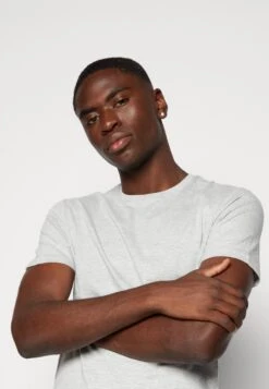 Pier One Unisex 5 Pack - T-Shirt Basique - Black /Dark Blue/Dark Green 14 Pier One Unisex 5 Pack - T-Shirt Basique - Black /Dark Blue/Dark Green -Vêtements Offres 5a5f64d2aa404b7aa94ccdac681bdd95