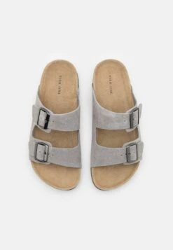 Pier One Leather Unisex - Chaussons - Grey 11 Pier One Leather Unisex - Chaussons - Grey -Vêtements Offres 6e172422b00e484a8ac21c5f565af9d6