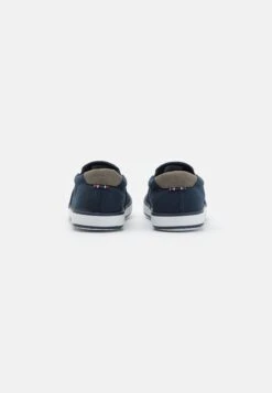 Pier One Unisex - Baskets Basses - Dark Blue 10 Pier One Unisex - Baskets Basses - Dark Blue -Vêtements Offres 6ef35402e6874213ab2a07f1503526e4