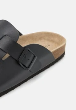 Pier One Leather Unisex - Chaussons - Black -Vêtements Offres 7b28889d1d2247a8abcae3a4a4c34674