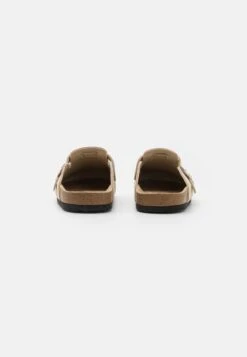 Pier One Leather Unisex - Chaussons - Beige 10 Pier One Leather Unisex - Chaussons - Beige -Vêtements Offres 7fc4209f0b9d443b96717beece6deee4