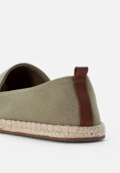 Pier One Rena Espadrille Unisex - Espadrilles - Olive 13 Pier One Rena Espadrille Unisex - Espadrilles - Olive -Vêtements Offres 8b1ef3dce9d344a08d816af96a53324d