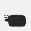 Pier One Unisex - Trousse De Toilette - Black 2 Pier One Unisex - Trousse De Toilette - Black -Vêtements Offres d1af1228988e4638829e0fe9fda01ac2