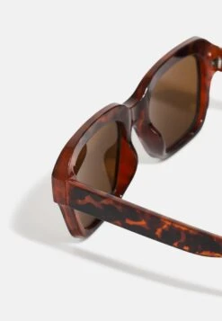 Pier One Unisex - Lunettes De Soleil - Black -Vêtements Offres faad10b8a5a2445f865f09b5d12427d1